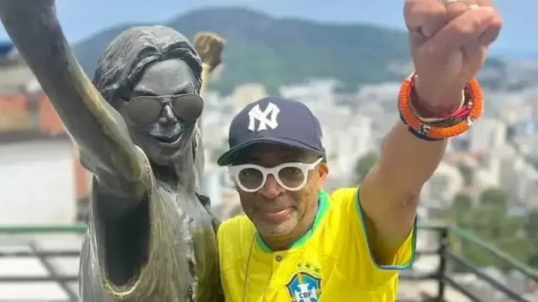 Spike Lee posa ao lado da estátua de Michael Jackson, no Morro de Santa Marta, no Rio de Janeiro