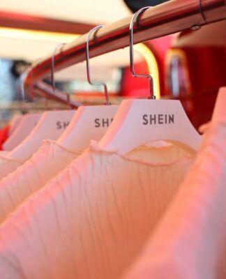 Trabalhadores de loja de departamentos de Paris protestam contra acordo com Shein