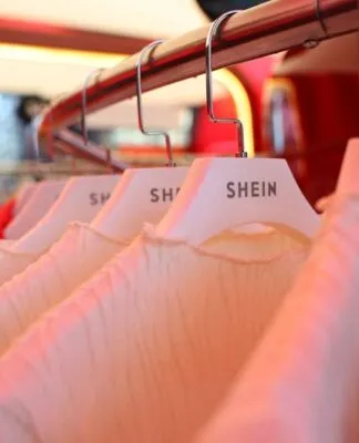 Trabalhadores de loja de departamentos de Paris protestam contra acordo com Shein