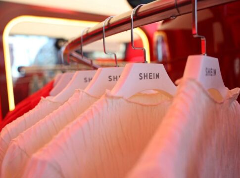 Trabalhadores de loja de departamentos de Paris protestam contra acordo com Shein