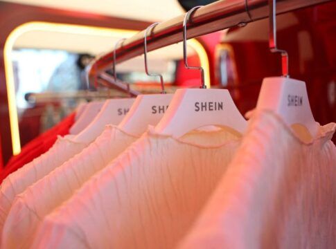 Trabalhadores de loja de departamentos de Paris protestam contra acordo com Shein