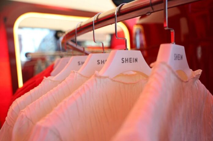 Trabalhadores de loja de departamentos de Paris protestam contra acordo com Shein