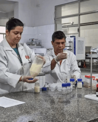 Frascos de leite materno armazenados em laboratório, com etiquetas e tampas coloridas, simbolizando o uso de tecnologia na coleta e conservação de leite humano para recém-nascidos prematuros.