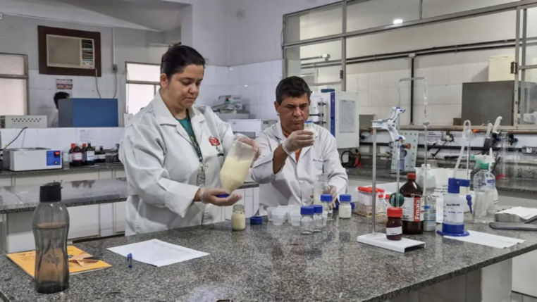 Frascos de leite materno armazenados em laboratório, com etiquetas e tampas coloridas, simbolizando o uso de tecnologia na coleta e conservação de leite humano para recém-nascidos prematuros.