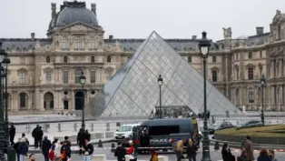 Entrada principal do Museu do Louvre, em Paris, com carro de polícia parado na frente