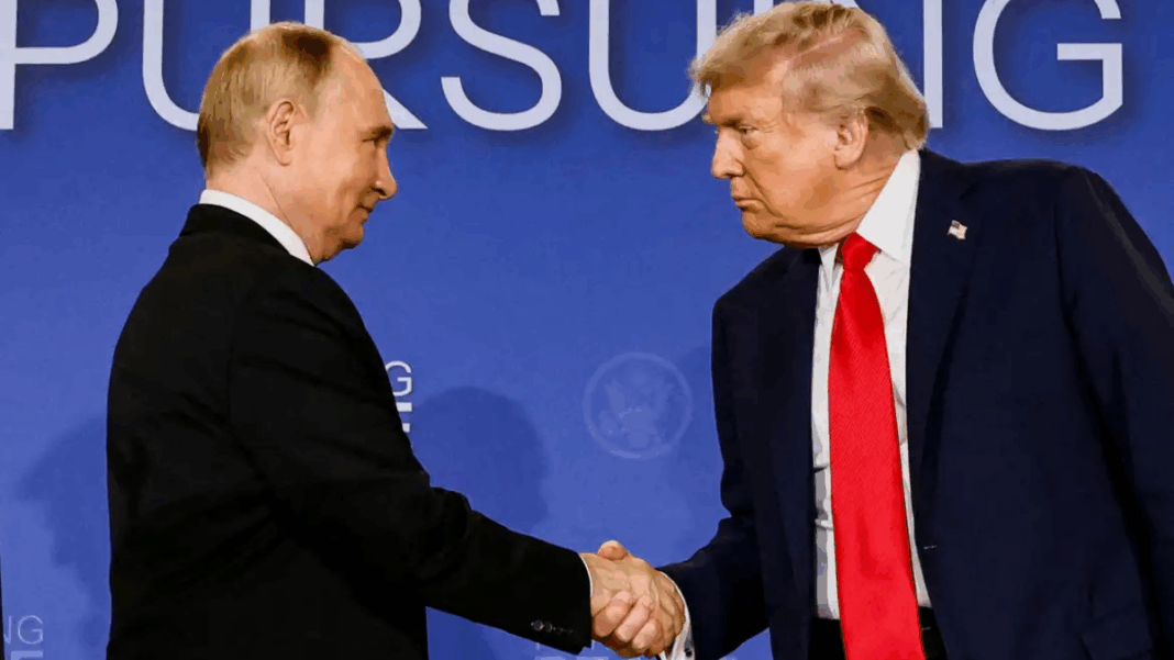 Presidentes da Rússia e dos EUA, Vladimir Putin e Donald Trump, se cumprimentam
