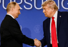 Presidentes da Rússia e dos EUA, Vladimir Putin e Donald Trump, se cumprimentam