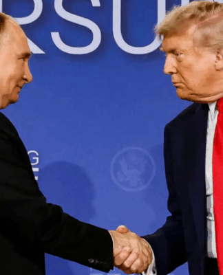 Presidentes da Rússia e dos EUA, Vladimir Putin e Donald Trump, se cumprimentam