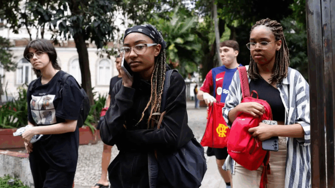 Foto de quatro estudantes, sendo dois meninos e duas meninas