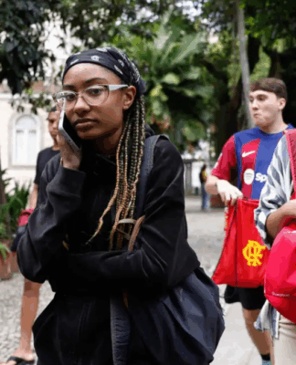 Foto de quatro estudantes, sendo dois meninos e duas meninas