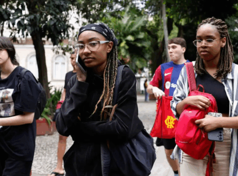 Foto de quatro estudantes, sendo dois meninos e duas meninas