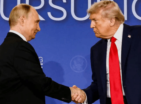 Presidentes da Rússia e dos EUA, Vladimir Putin e Donald Trump, se cumprimentam
