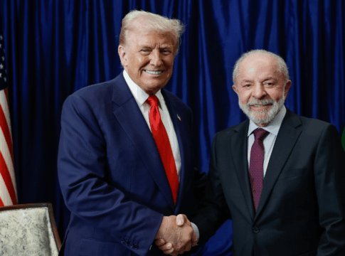Donald Trump e Lula sorriem enquanto dão um aperto de mão durante encontro