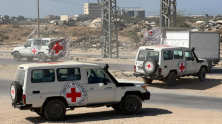 Carros da cruz vermelha em Gaza