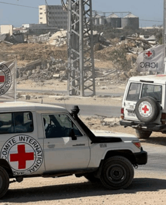 Carros da cruz vermelha em Gaza