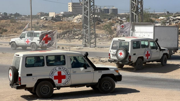 Carros da cruz vermelha em Gaza