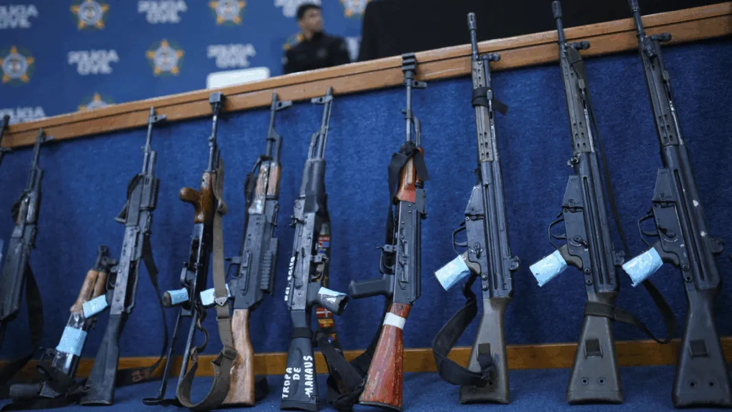Armas de grande porte são exibidos pelas autoridades do Rio