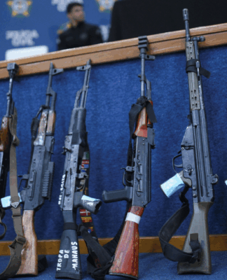 Armas de grande porte são exibidos pelas autoridades do Rio