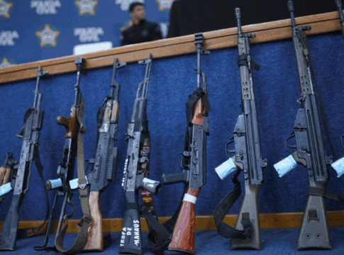 Armas de grande porte são exibidos pelas autoridades do Rio