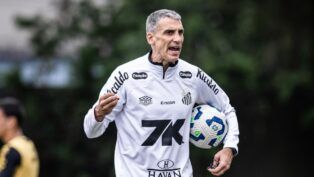 Juan Pablo Vojvoda comandando treino do Santos