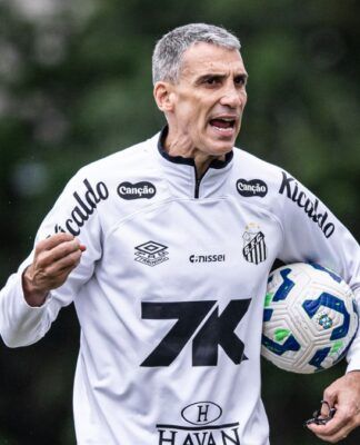 Juan Pablo Vojvoda comandando treino do Santos