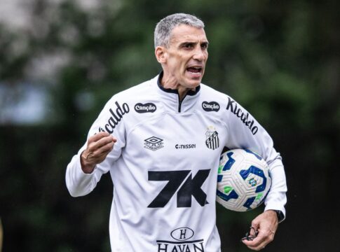Juan Pablo Vojvoda comandando treino do Santos