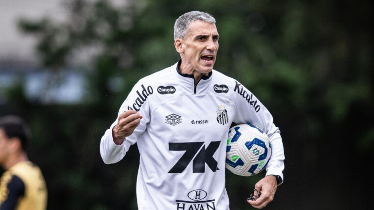 Juan Pablo Vojvoda comandando treino do Santos