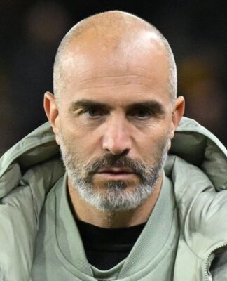 Técnico Enzo Maresca cabisbaixo durante partida do Chelsea