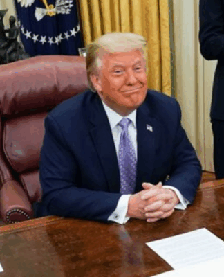 Donald Trump sentado à sua mesa na Casa Branca e sorrindo