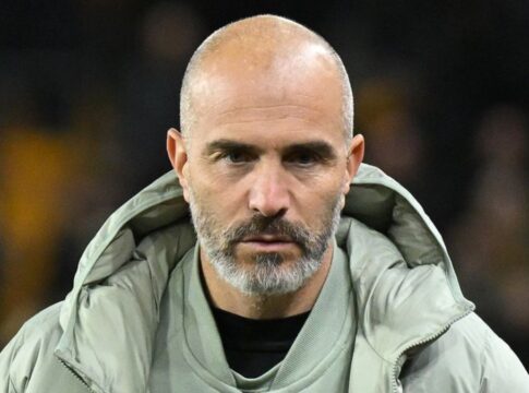 Técnico Enzo Maresca cabisbaixo durante partida do Chelsea