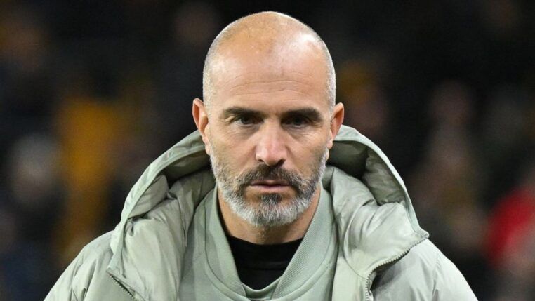 Técnico Enzo Maresca cabisbaixo durante partida do Chelsea