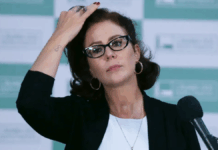 Deputada Carla Zambelli durante entrevista coletiva na Câmara dos Deputados