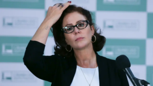 Deputada Carla Zambelli durante entrevista coletiva na Câmara dos Deputados