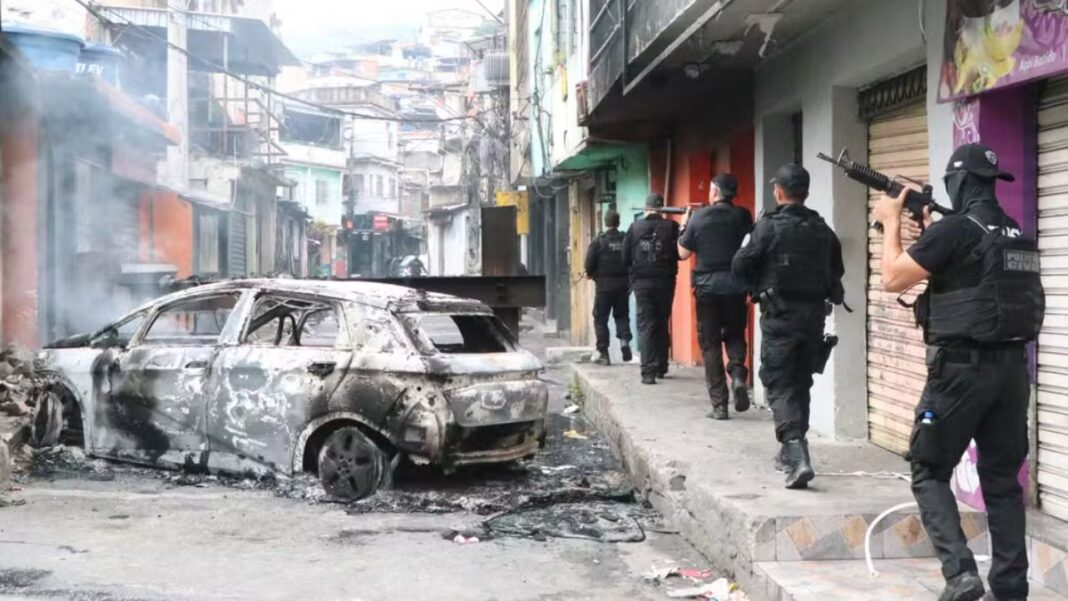 Policiais entrando na comunidade com fuzis em mão