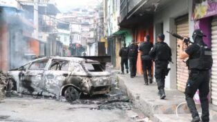 Policiais entrando na comunidade com fuzis em mão