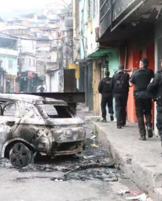Policiais entrando na comunidade com fuzis em mão
