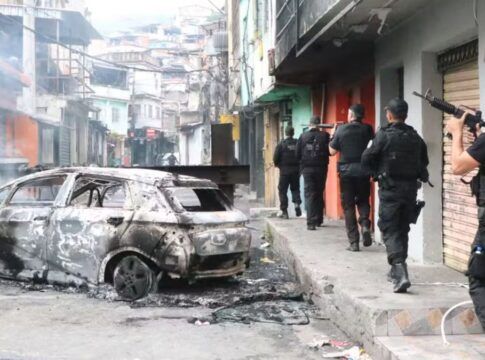 Policiais entrando na comunidade com fuzis em mão