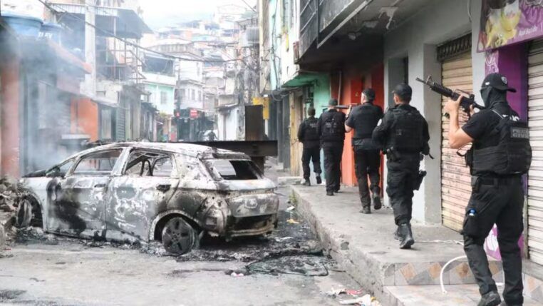 Policiais entrando na comunidade com fuzis em mão