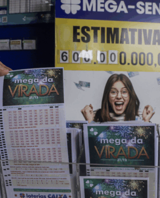 Pessoa segura um volante da “Mega da Virada” em uma casa lotérica. Ao fundo, um cartaz da Mega-Sena exibe a estimativa de prêmio de 600 milhões de reais e a imagem de uma mulher sorridente comemorando.