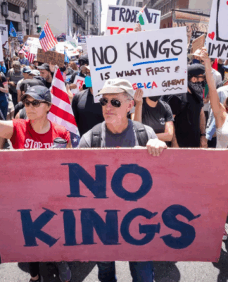 Manifestantes participam de um protesto contra o governo Trump durante o comício nacional No Kings, no centro de Los Angeles