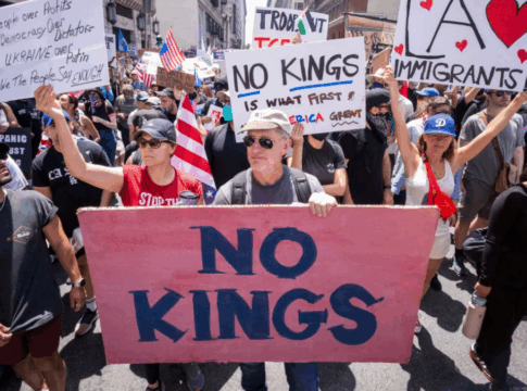 Manifestantes participam de um protesto contra o governo Trump durante o comício nacional No Kings, no centro de Los Angeles