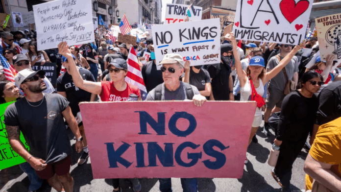 Manifestantes participam de um protesto contra o governo Trump durante o comício nacional No Kings, no centro de Los Angeles