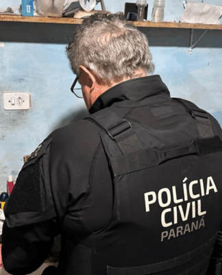 Polícia Civil do Paraná, de costas, checando intens operação contra o crime organizado