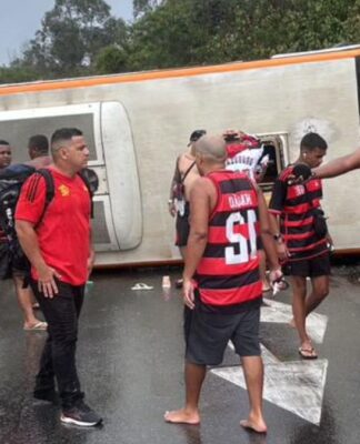 Torcedores se mobilizam perto do ônibus capotado