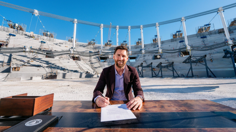 o atacante Lionel Messi assina seu novo contrato com o Inter Miami dentro do futuro estádio da equipe