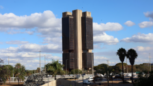 Foto panorâmica à distância do edifício do Banco Central