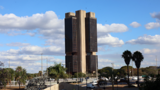 Foto panorâmica à distância do edifício do Banco Central