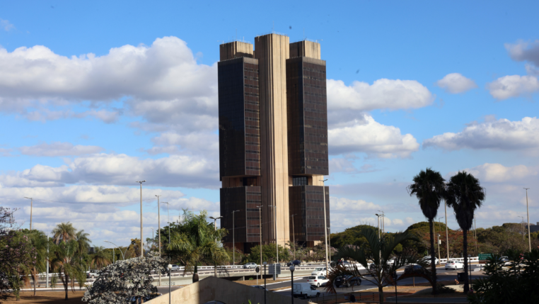 Foto panorâmica à distância do edifício do Banco Central
