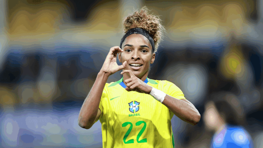 Atacante Luany, camisa 22 da seleção feminina, comemorando gol