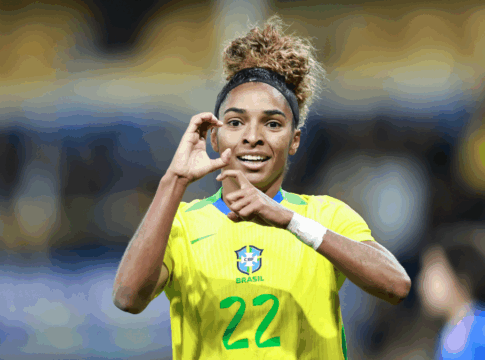 Atacante Luany, camisa 22 da seleção feminina, comemorando gol